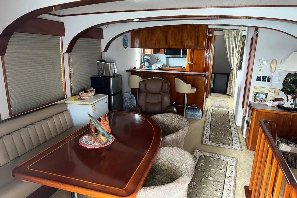 Interior del Jones-Goodell 65' Long Range Trawler
