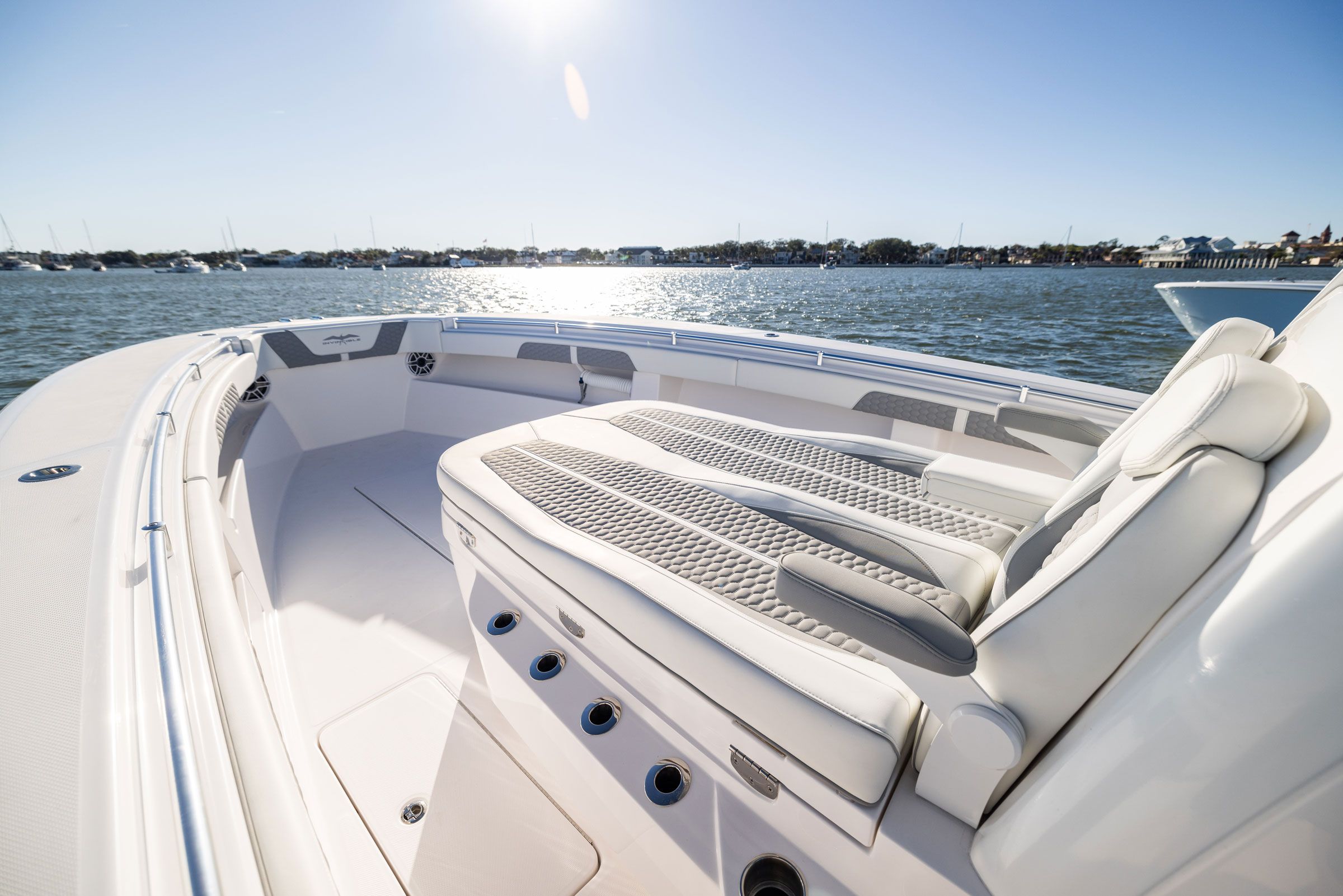 Interni del Invincible 39 Open Fisherman