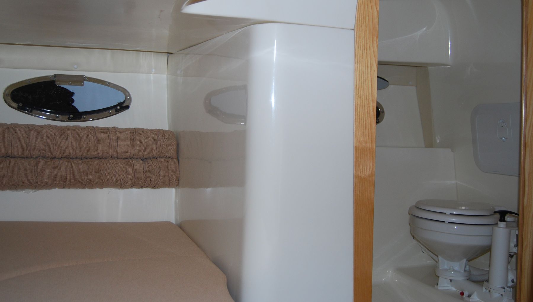 Interieur van de Mingolla Brava 25 WA