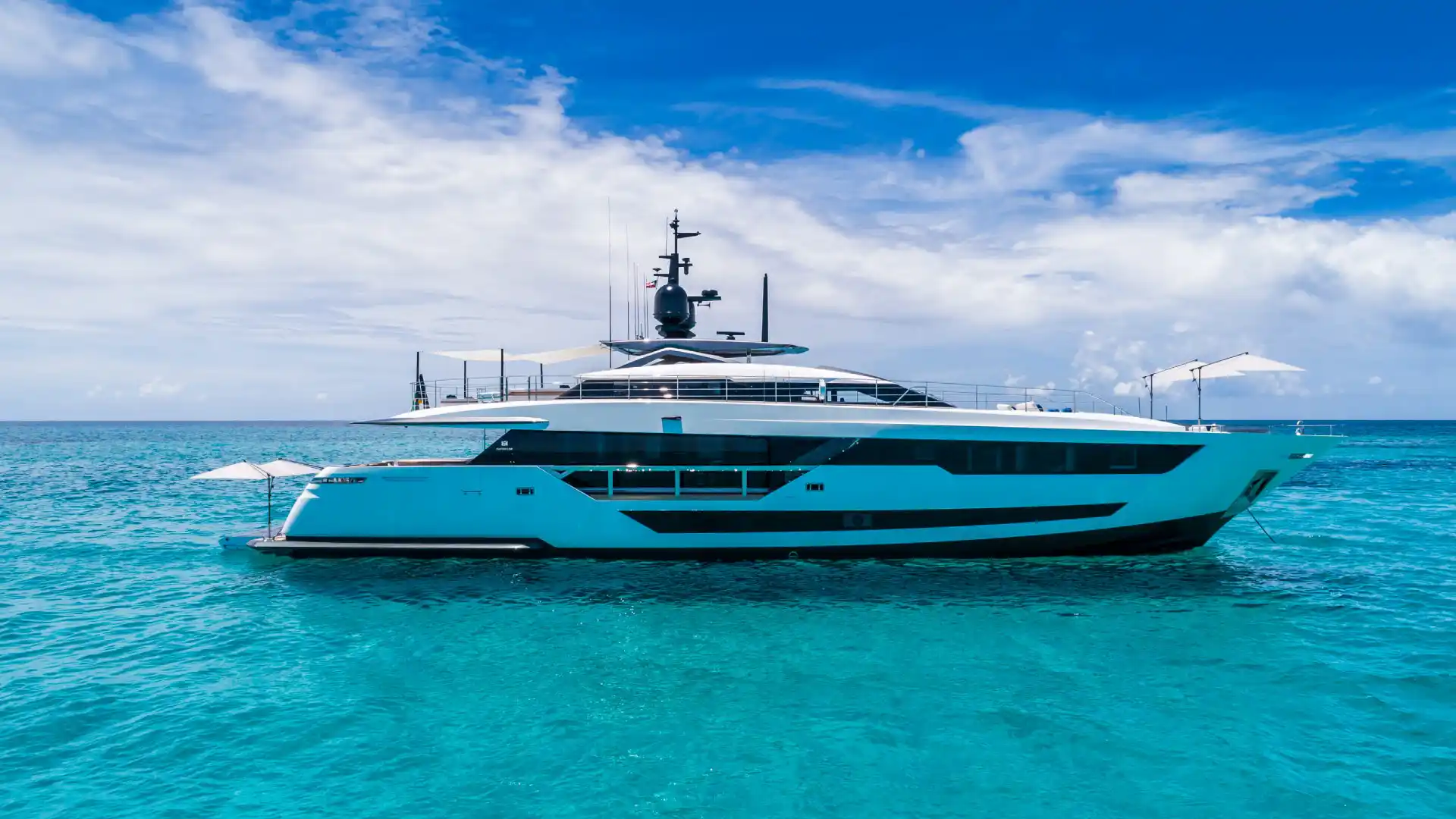 Exterior del Custom Line 120'