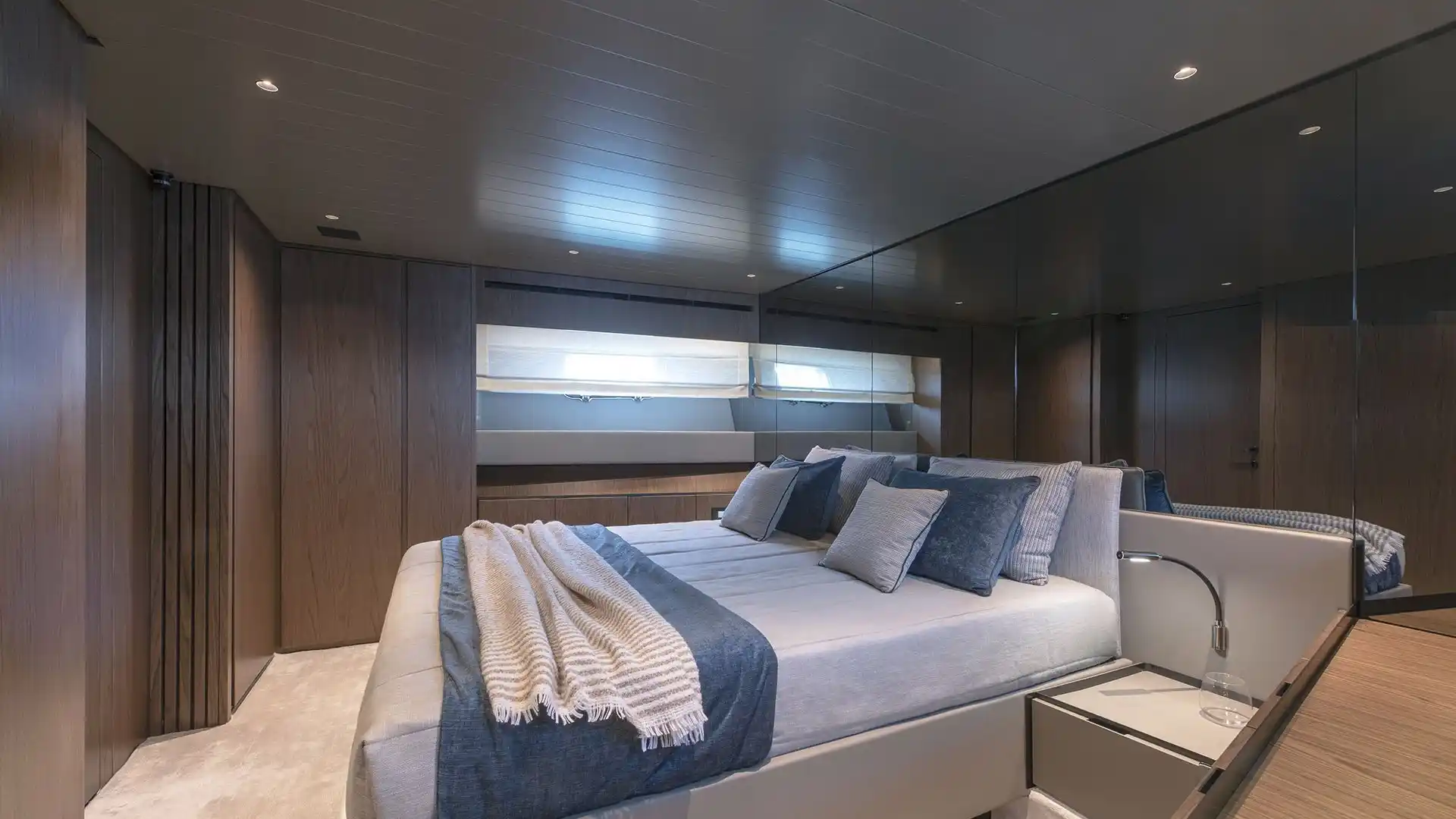 BLUEGAME BG74 Interior