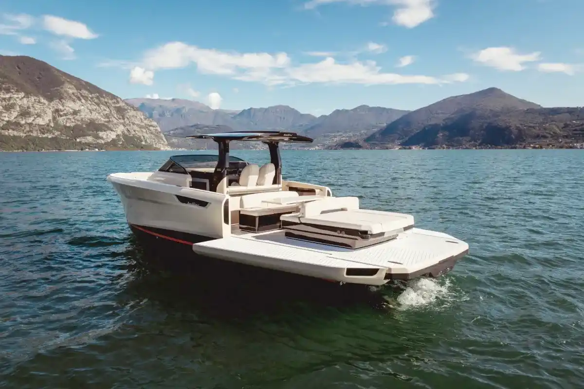 Bellini Astor 36 Exterior