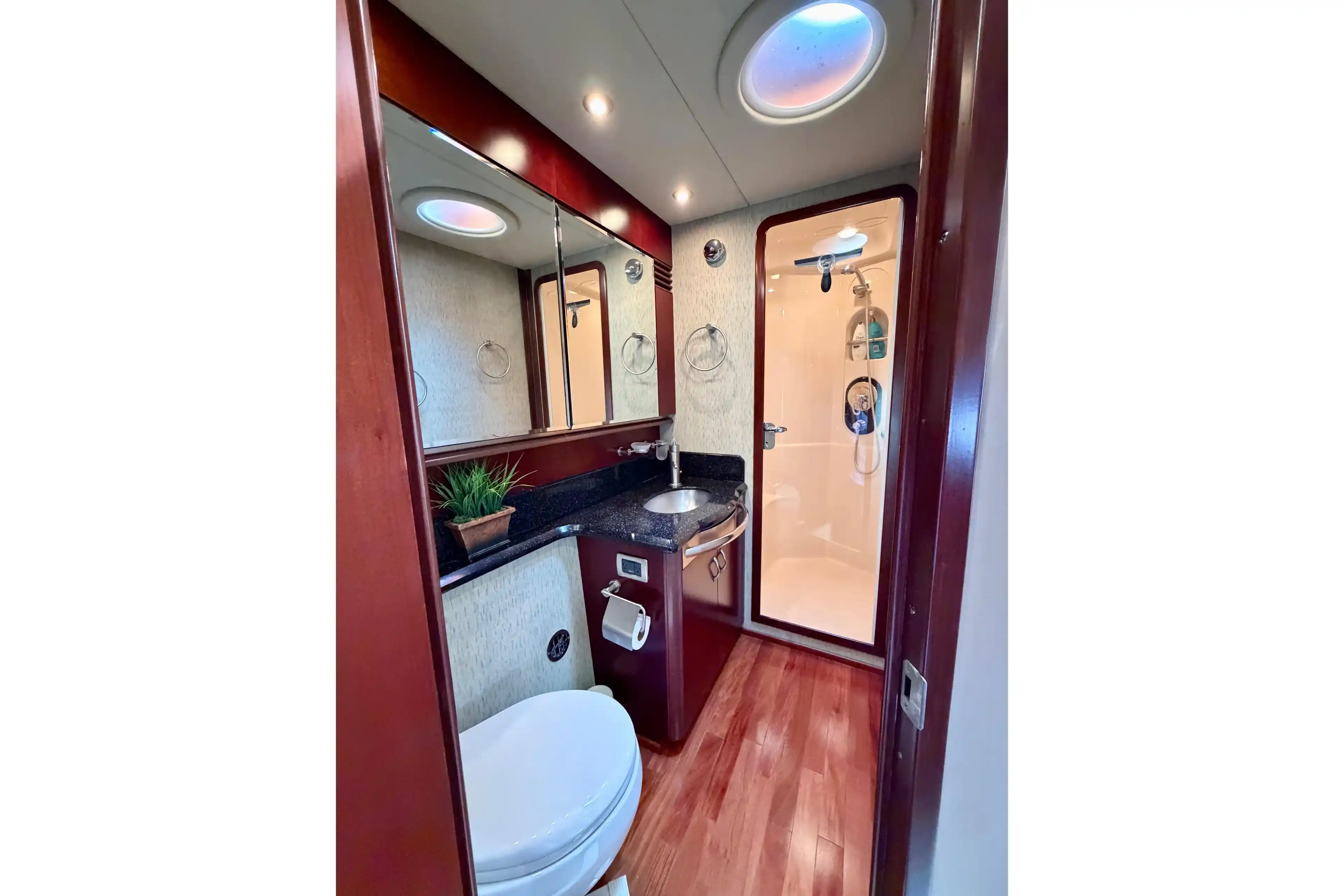 Sea Ray 550 Sedan Bridge Interior