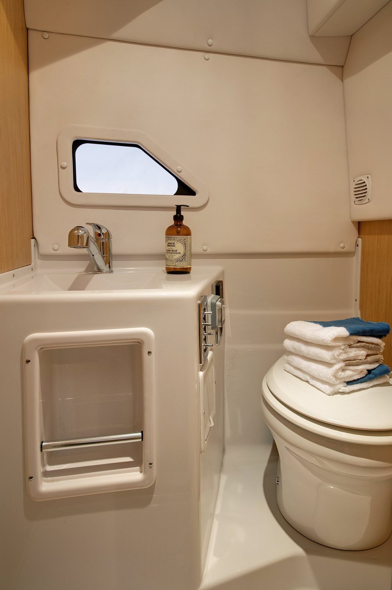 Interieur van de Four Winns V255