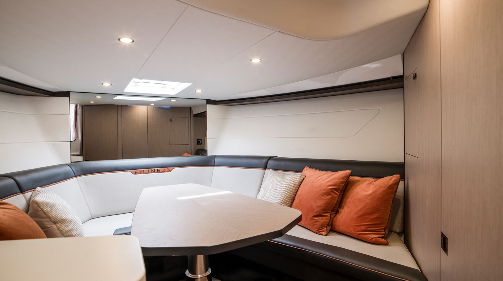 Fairline F//LINE 33 Outboard Interior