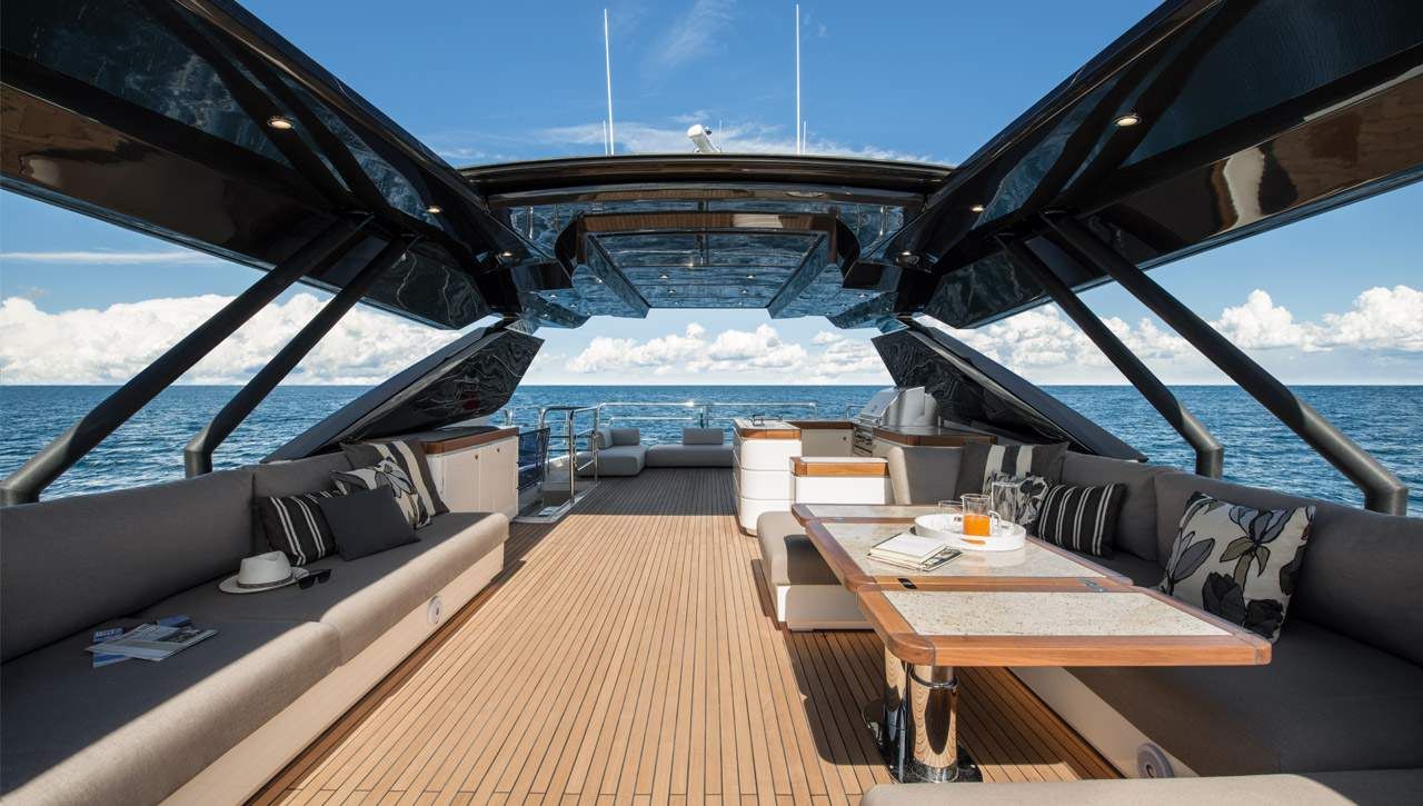 Außenbereich der Monte Carlo Yachts MCY 96