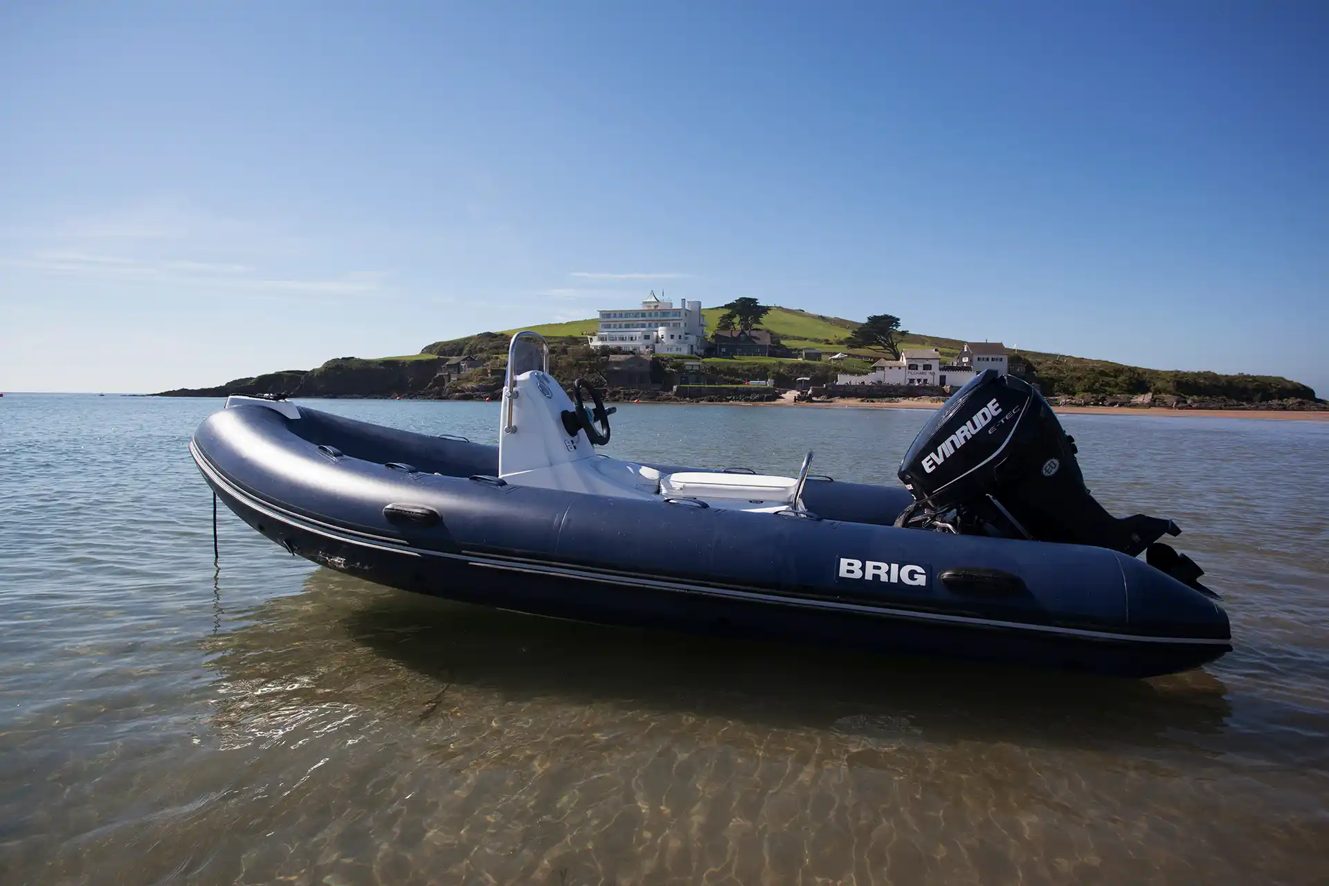 Außenbereich der BRIG Falcon 450