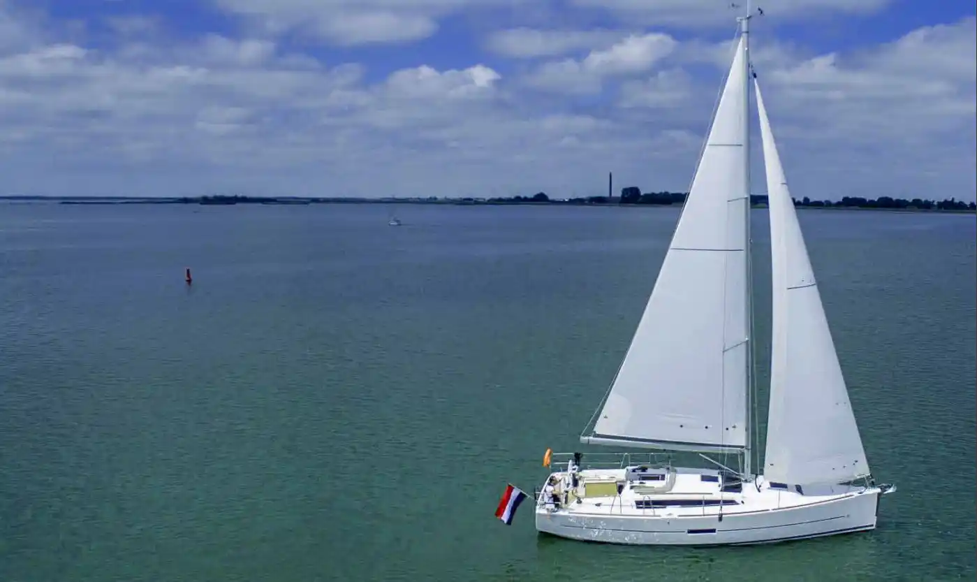Dufour 360 Exterior
