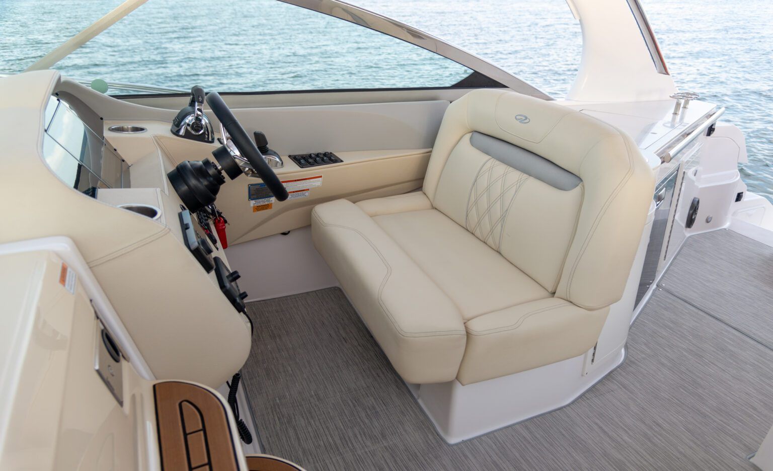 Innenbereich der Regal 33 Express