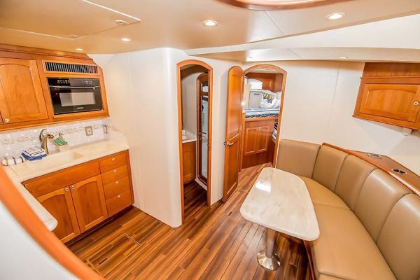 Intérieur du Jersey Cape Yachts Devil 45 Flybridge