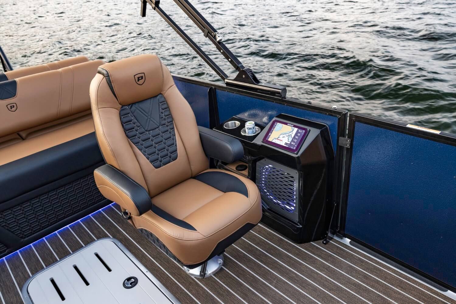 Intérieur du Premier 230 Intrigue