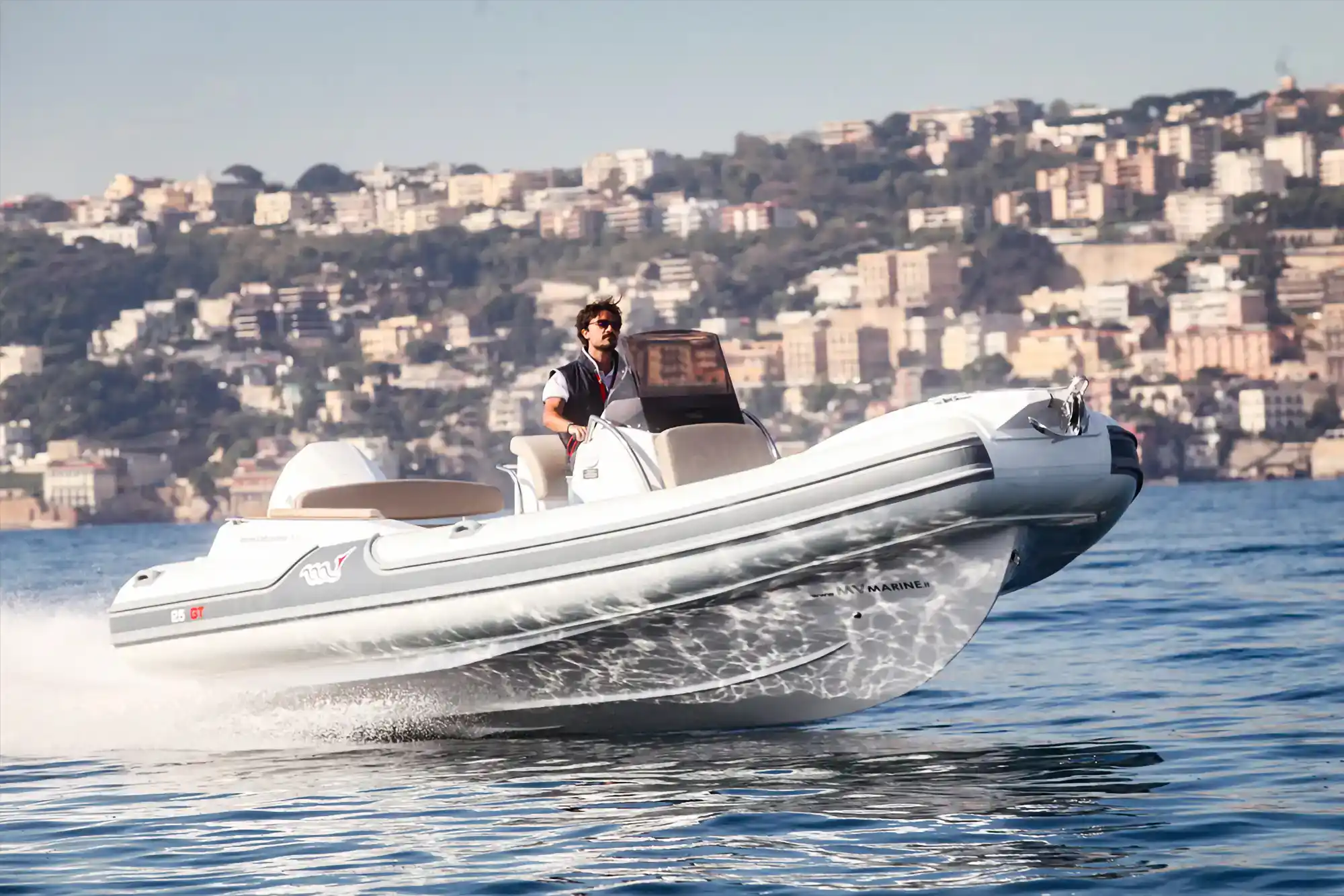 Extérieur du MV Marine MV 25GT