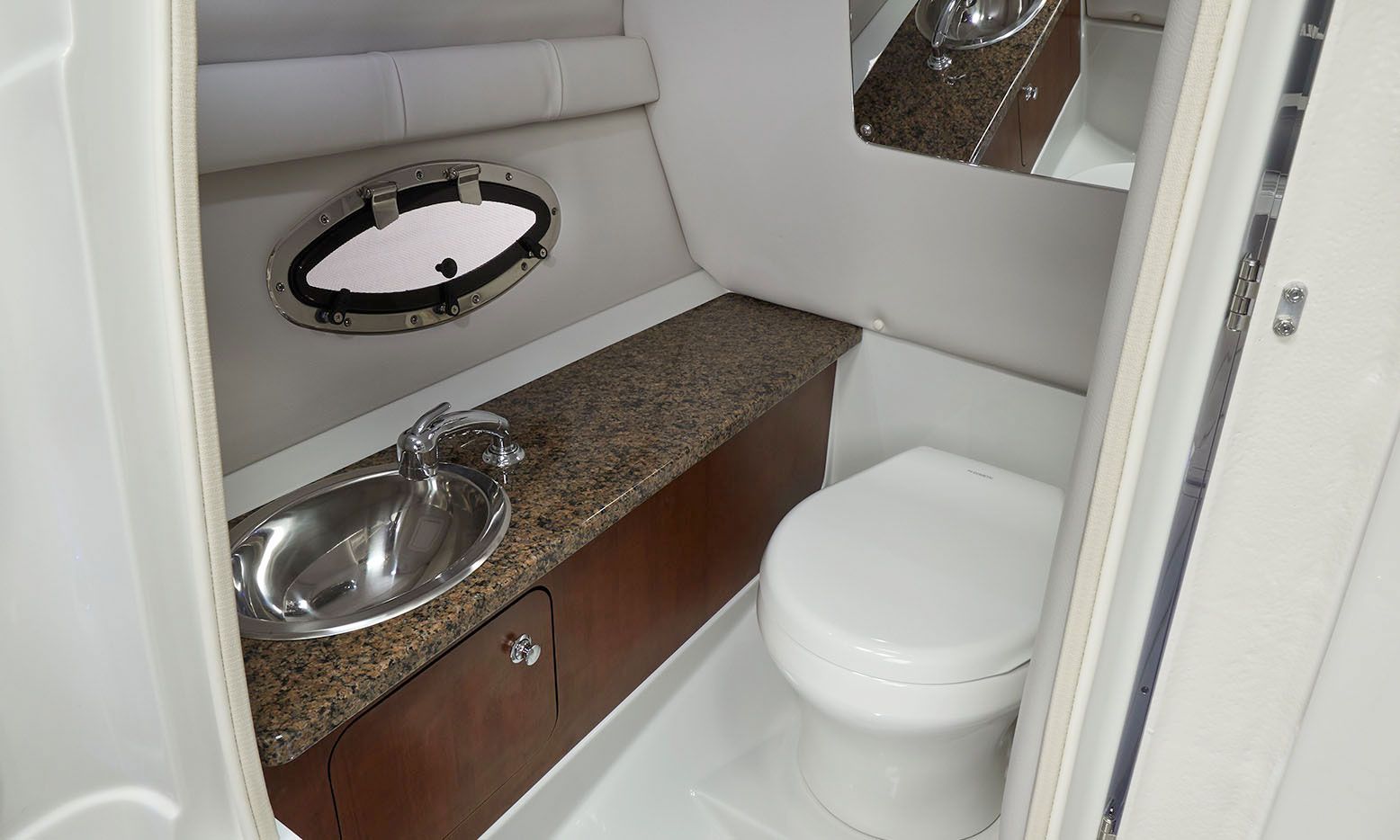 Interieur van de Crownline E255 Surf