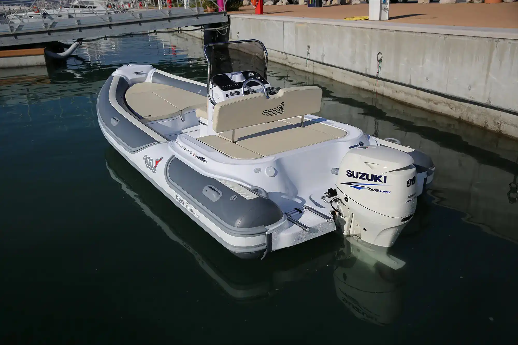 MV Marine MV 620 Interior
