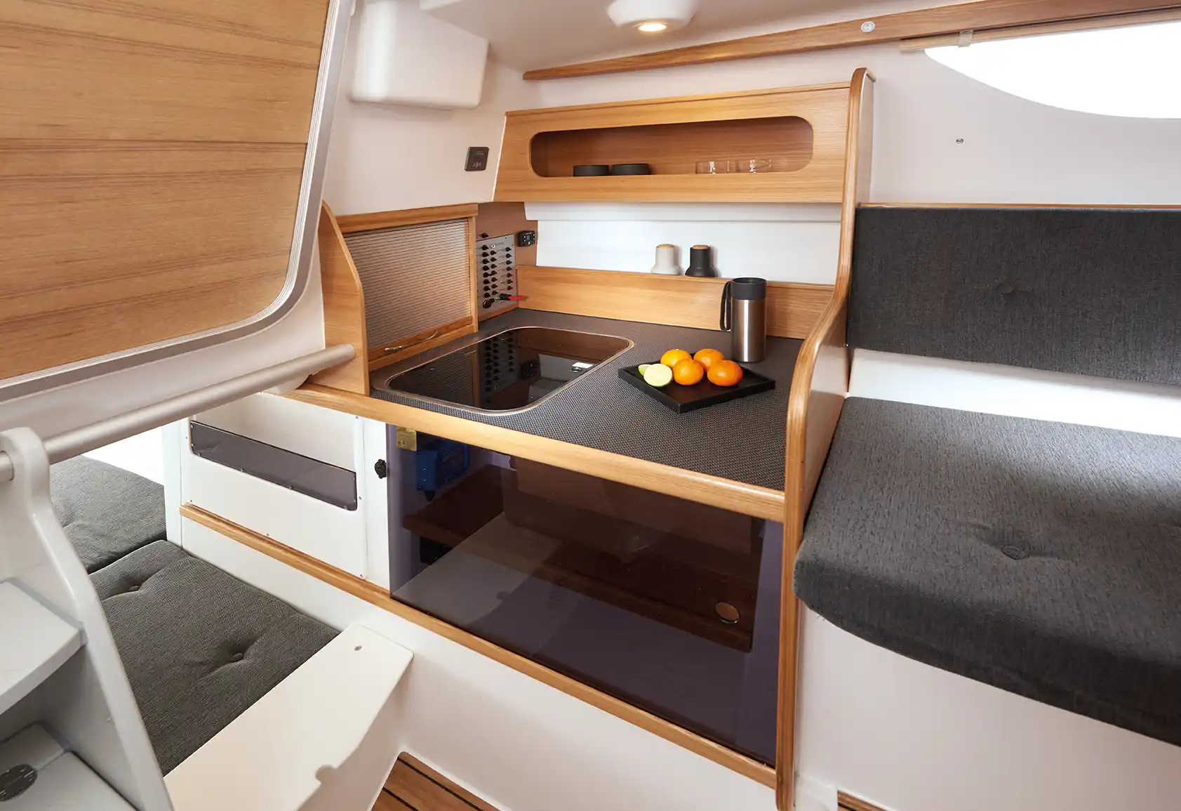 Interior del Dragonfly Trimarans 28