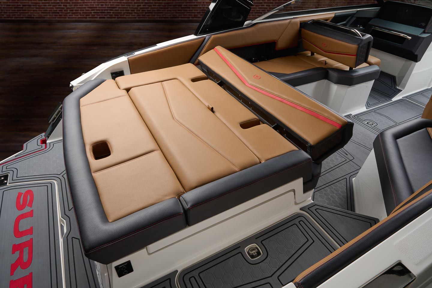 Interior del Cobalt Boats R4 Surf