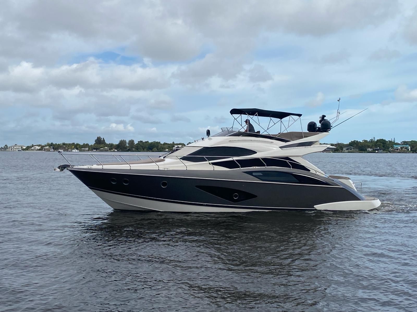 Marquis 500 Sport Yacht photo