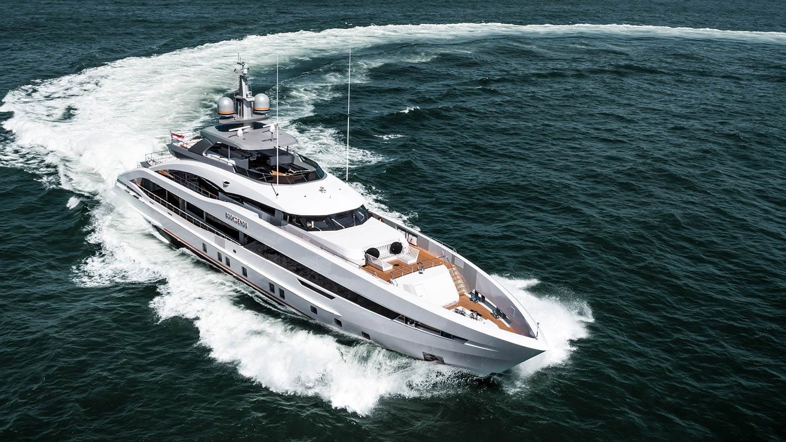 Exterieur van de Heesen Yachts Book Ends