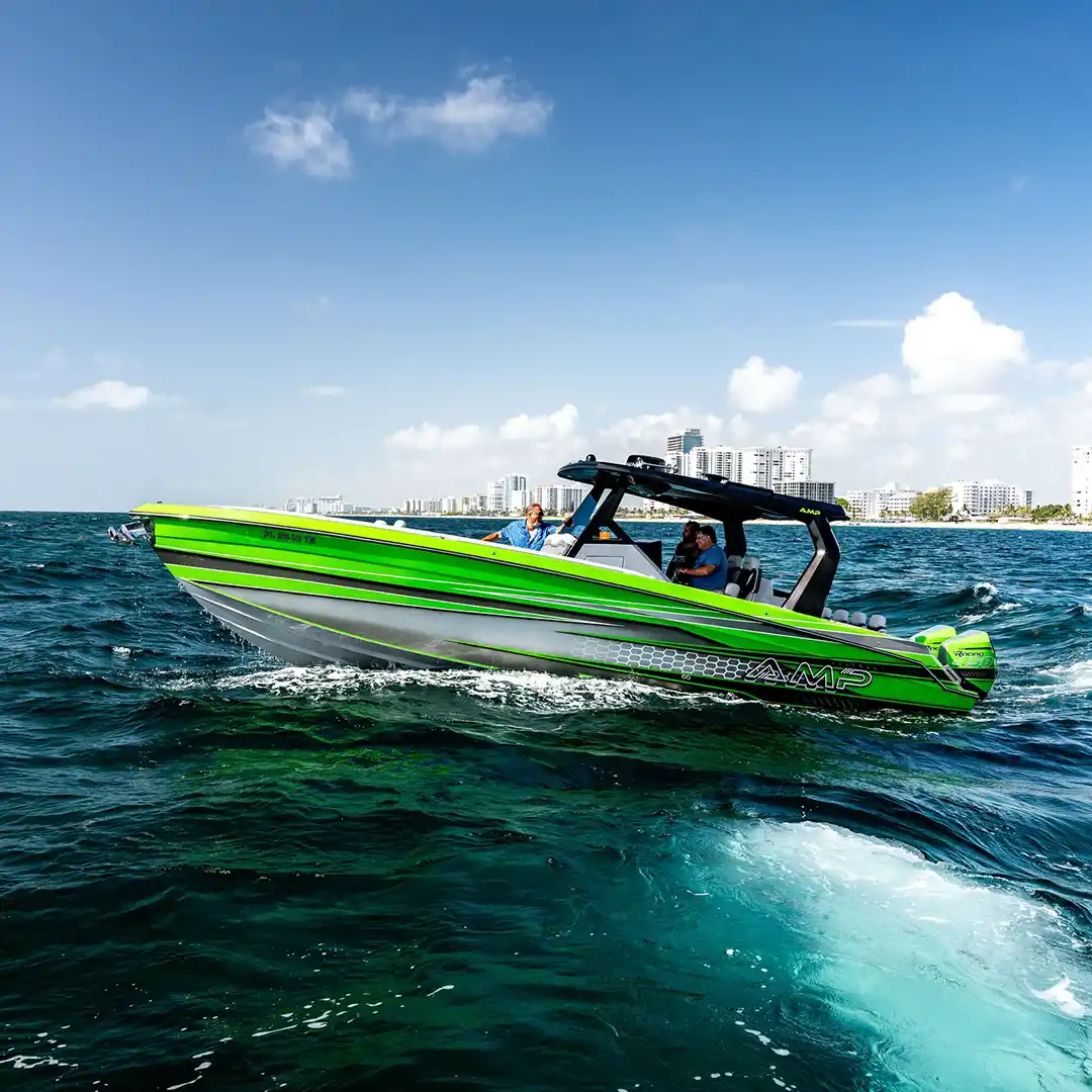 Extérieur du AMP American Marine Performance AMP 333