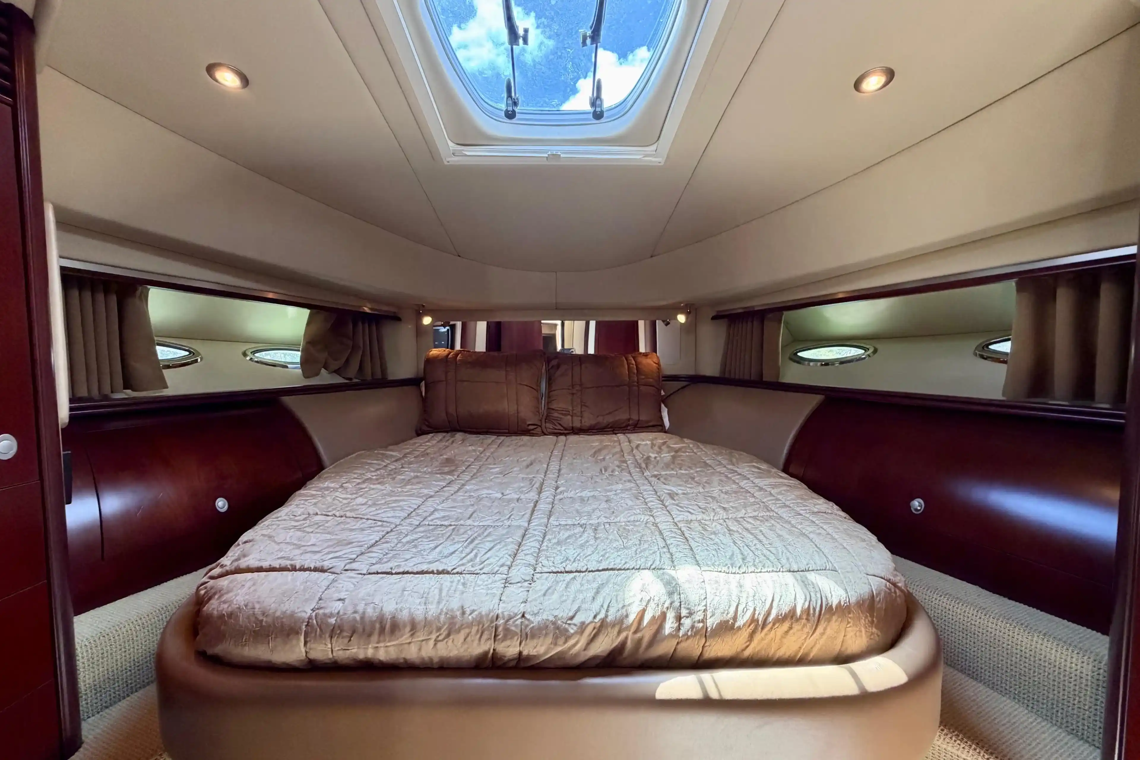 Sea Ray 550 Sedan Bridge Interior