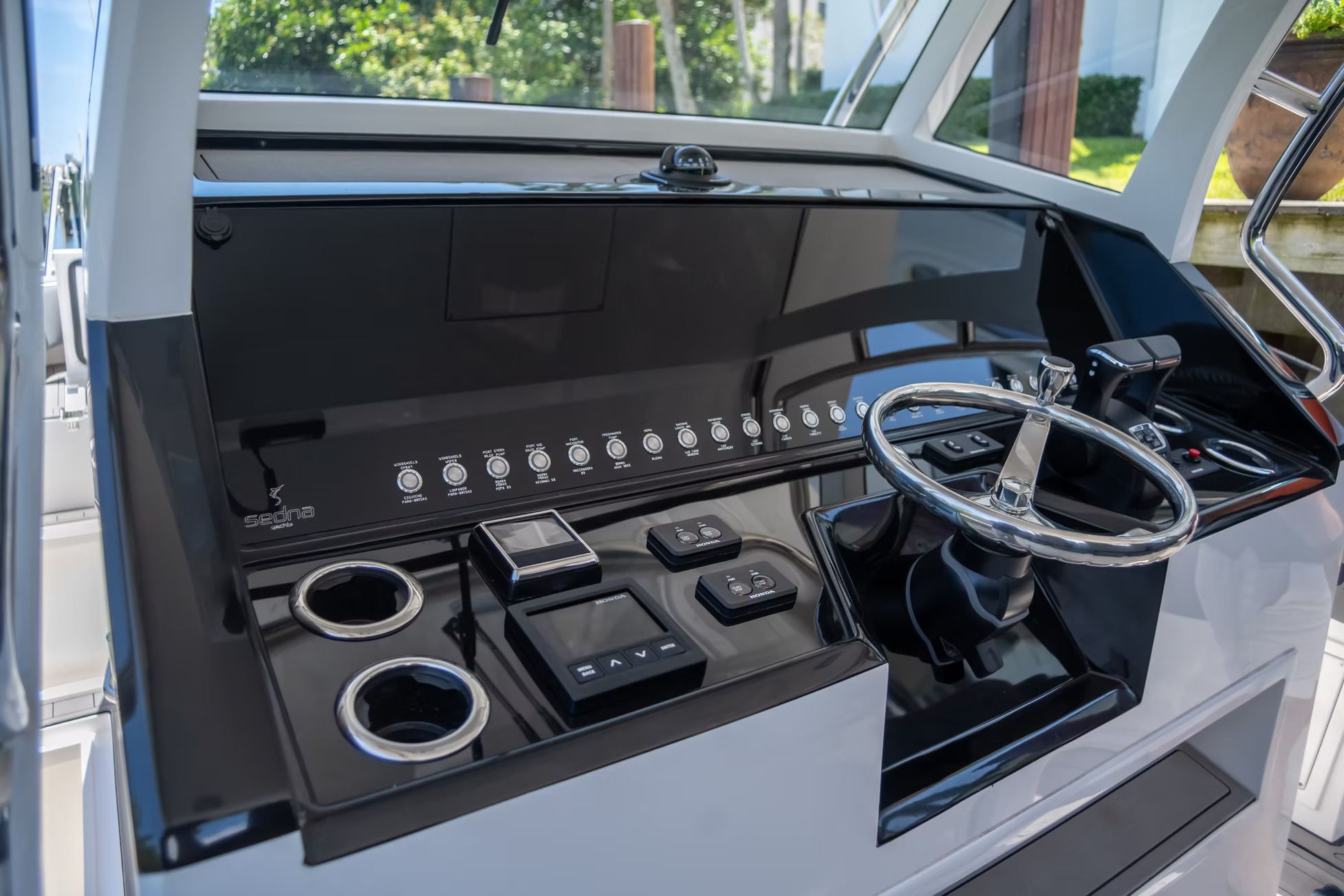 Sedna Sportfishing CAT 370 Interior