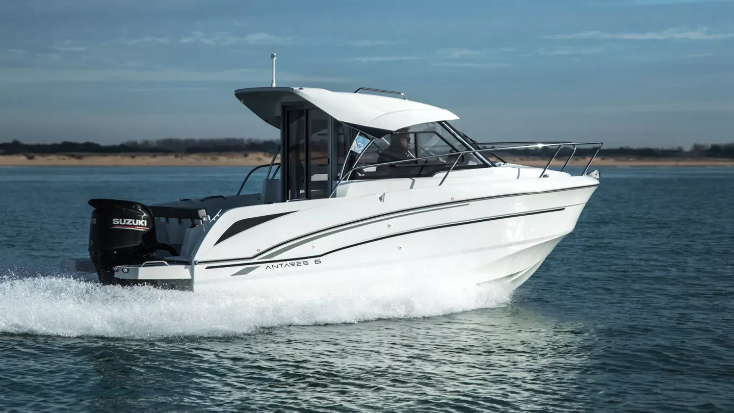 Beneteau Antares 6 Exterior