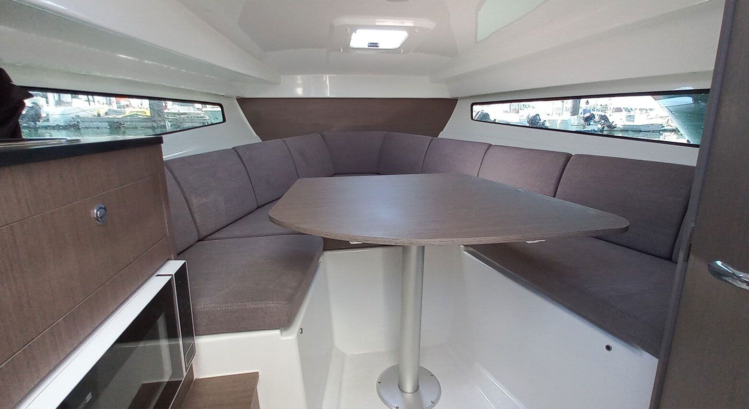 Interior del Beneteau Flyer 8 SUNdeck
