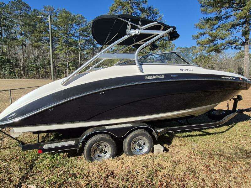 Yamaha 242 Limited S Exterior