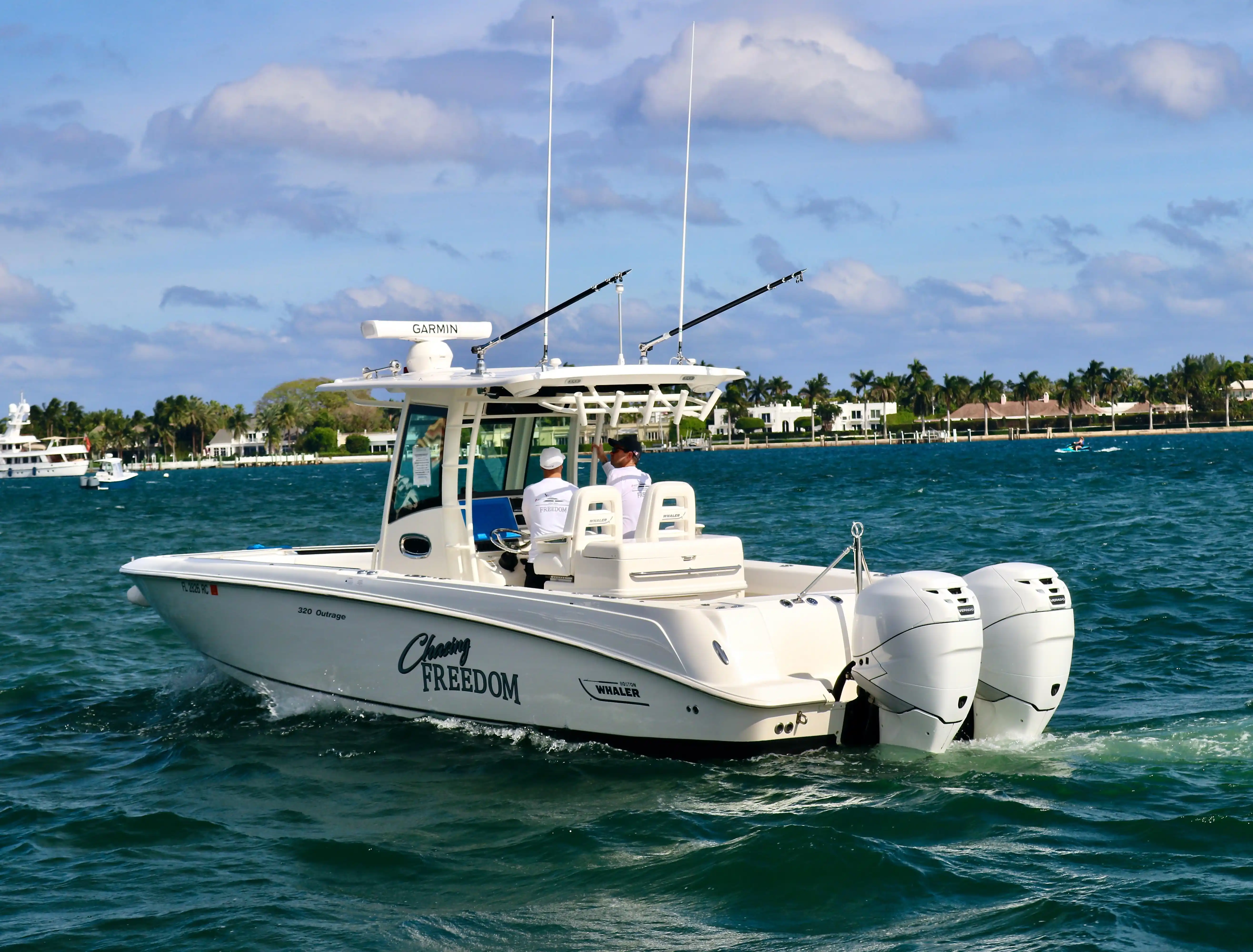Boston Whaler 320 Outrage Exterior