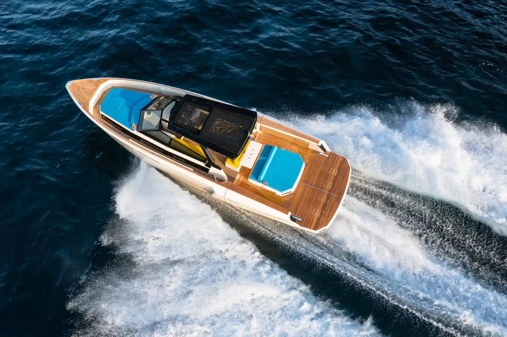 Außenbereich der Evo Yachts R4 XT