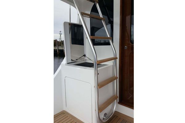Extérieur du Jersey Cape Yachts Devil 45 Flybridge