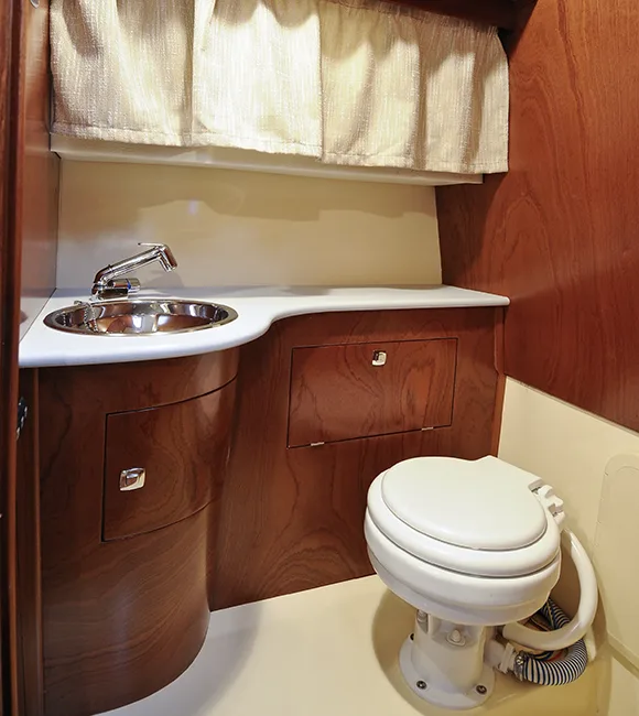 Interior del Nautica Esposito Positiano Sport 28