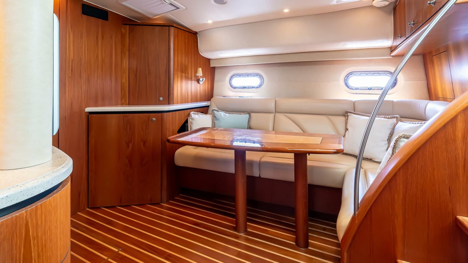 Innenbereich der Tiara Yachts 4300 Sovran