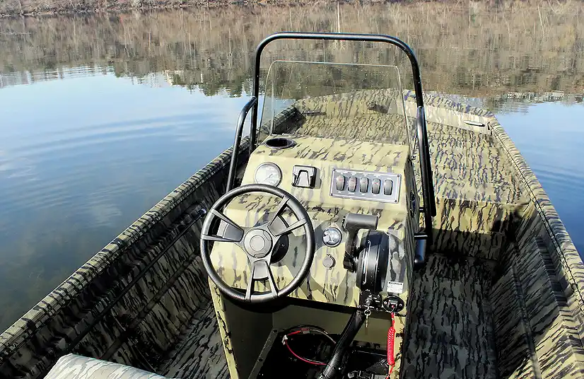 Lowe Roughneck 1860 CC Interior