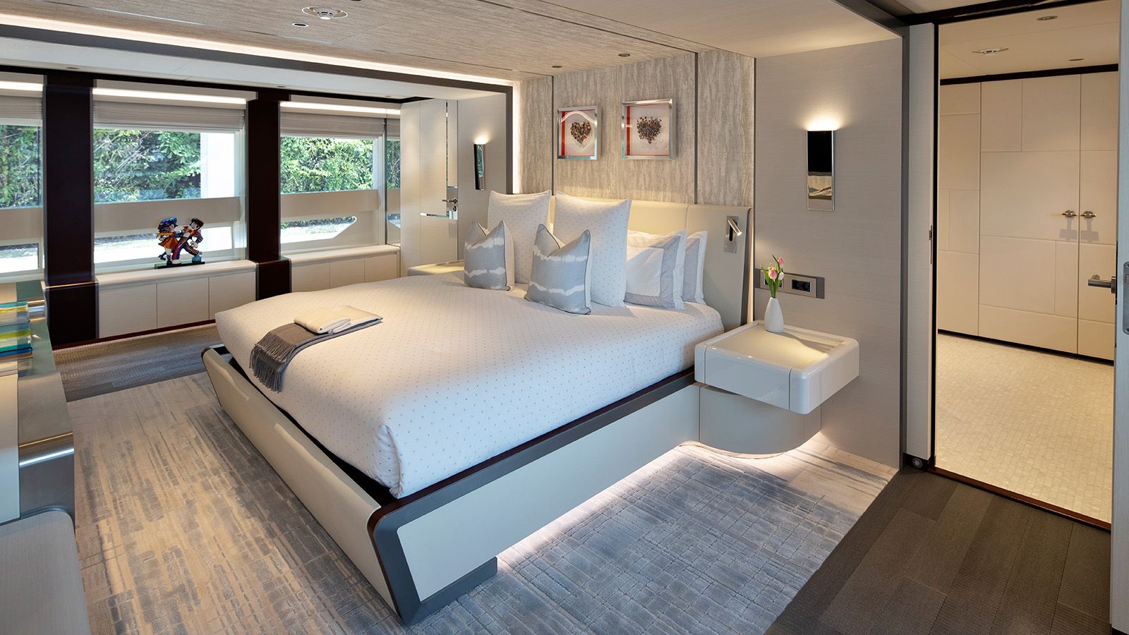 Interieur van de Heesen Yachts Book Ends