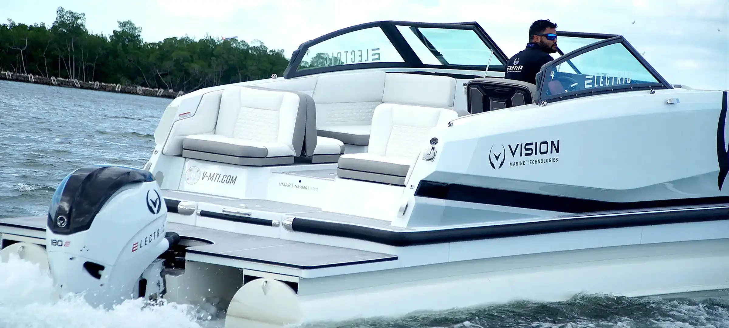 Exterior del Vision Marine SPECTR 26