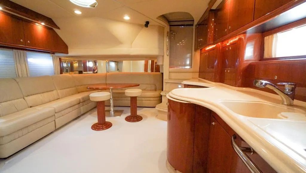 Interior del Sea Ray Sundancer 510