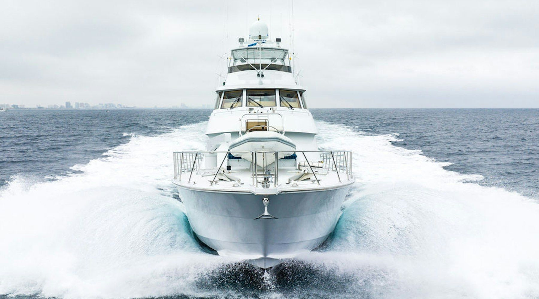 Exterieur van de Hatteras 90 SIR JON II