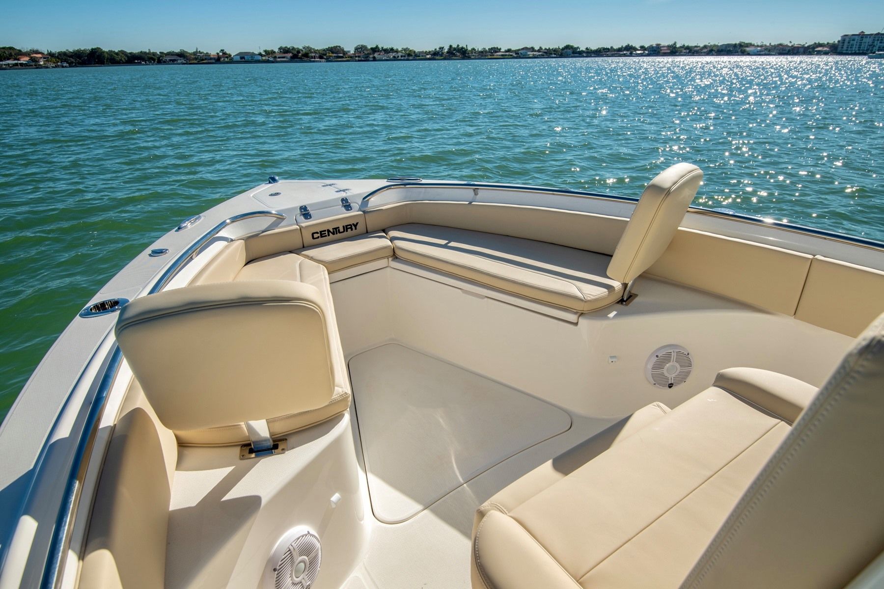 Interior del Century 2400 CC