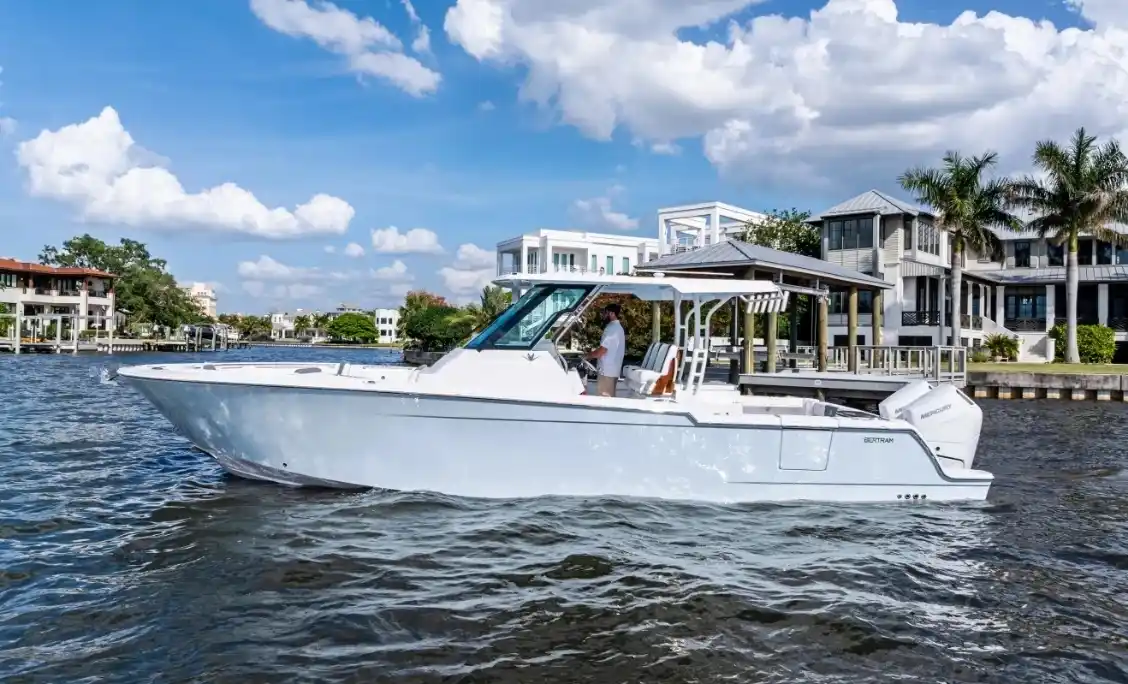 Exterior del Bertram 34CC