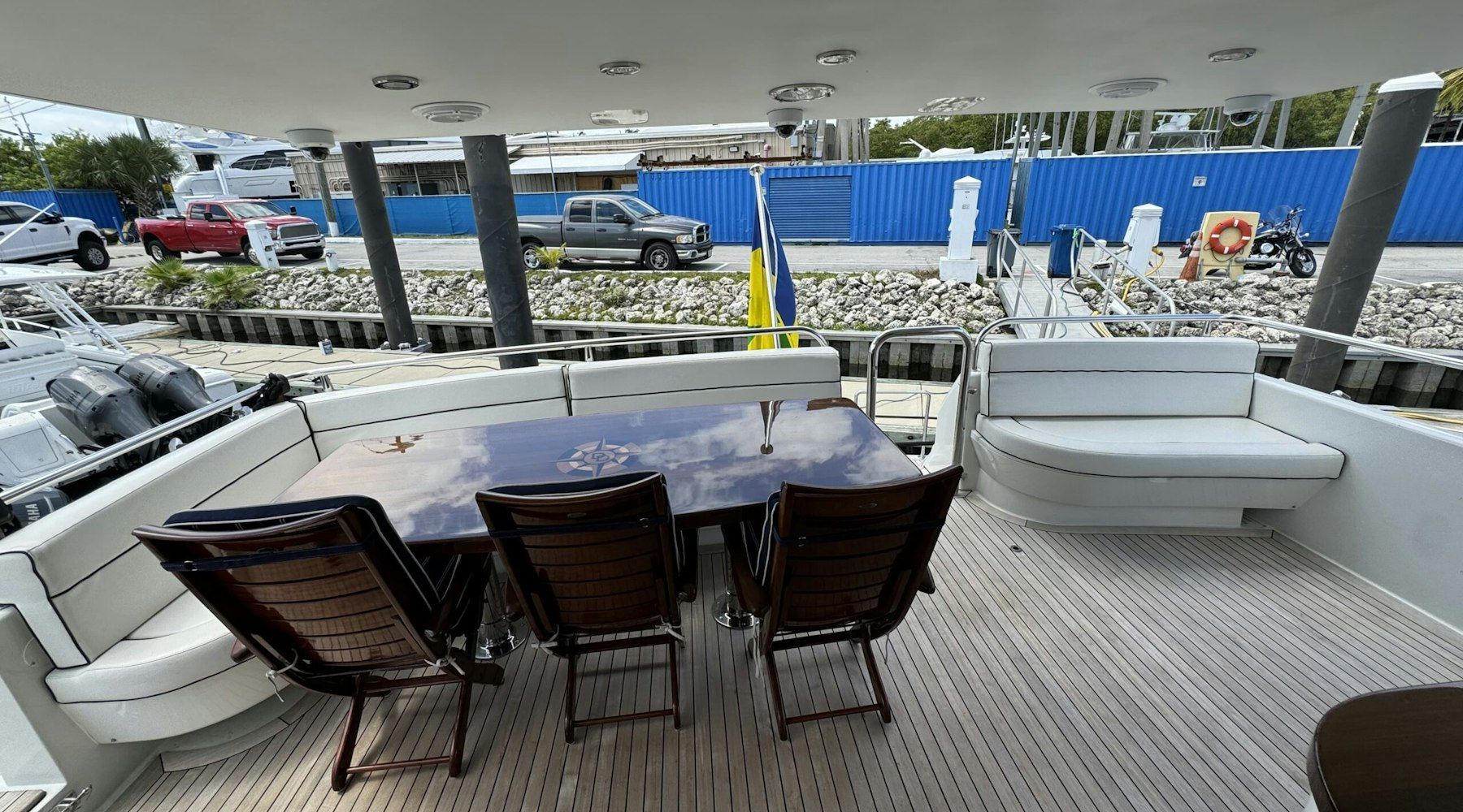 Exterior del Lazzara 76 Skylounge