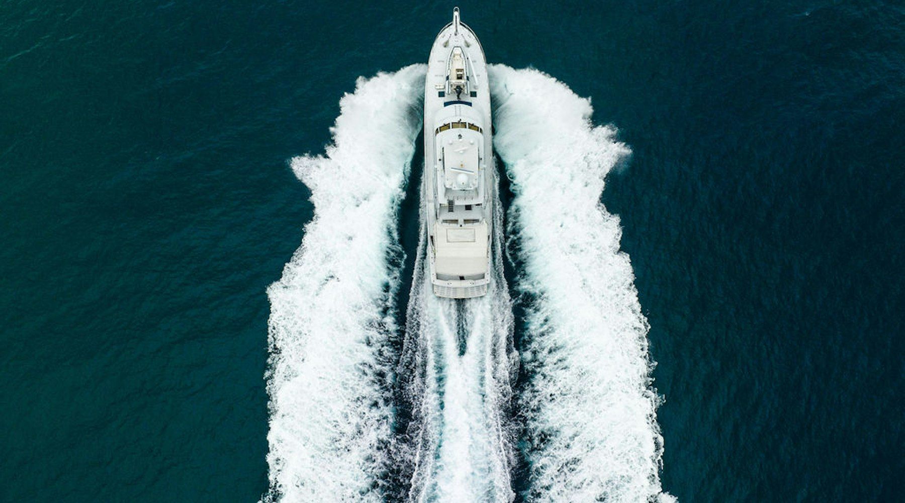 Exterieur van de Hatteras 90 SIR JON II