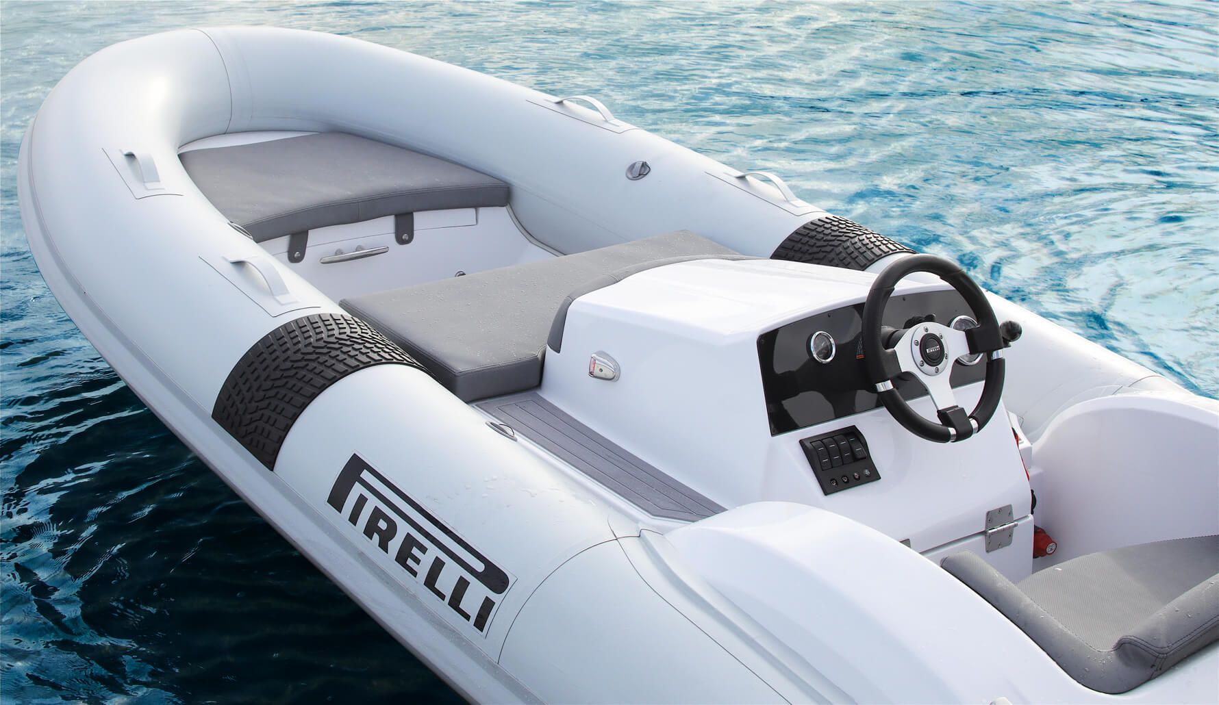 Interior del Pirelli Speedboats J39