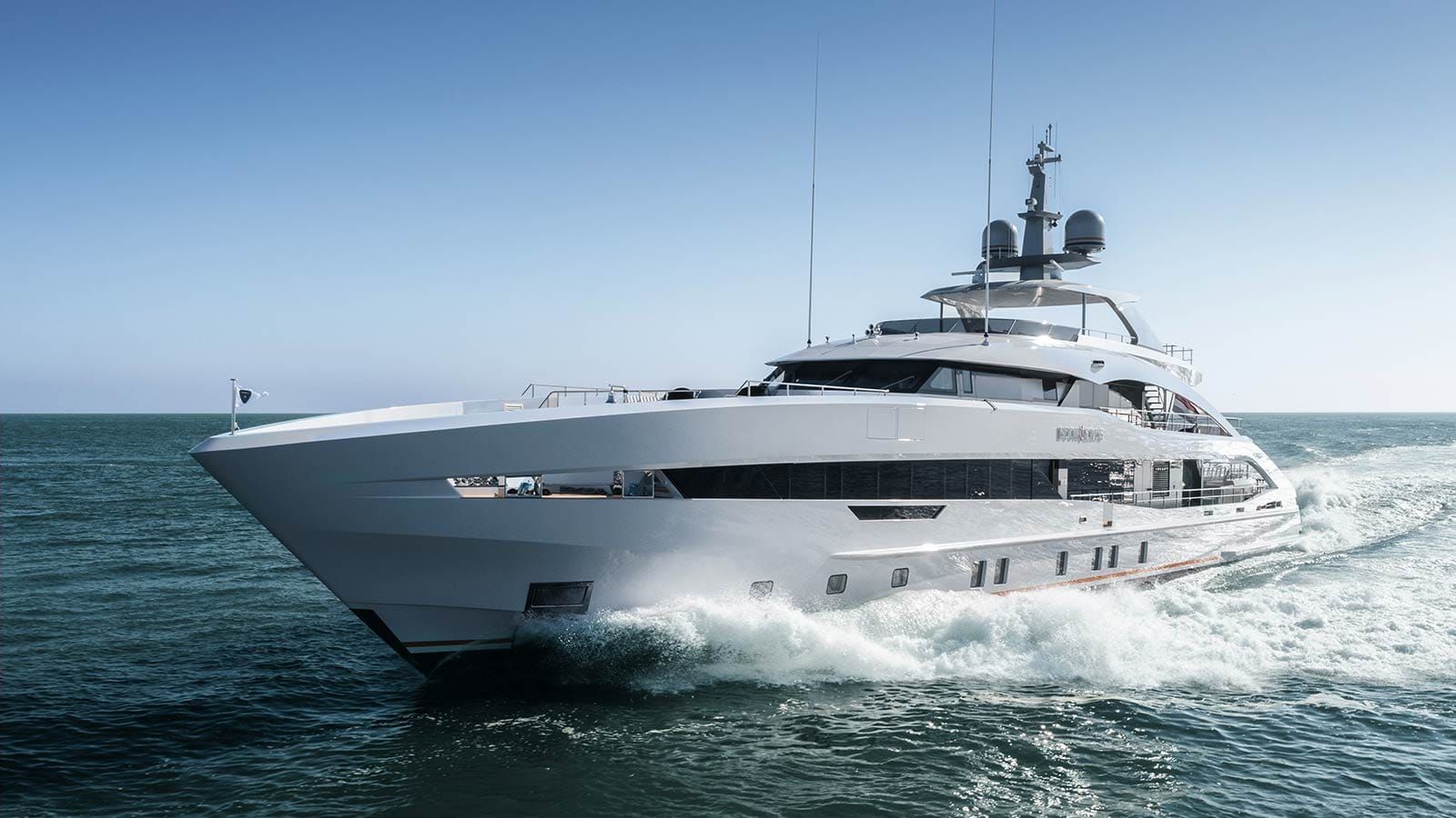 Exterieur van de Heesen Yachts Book Ends
