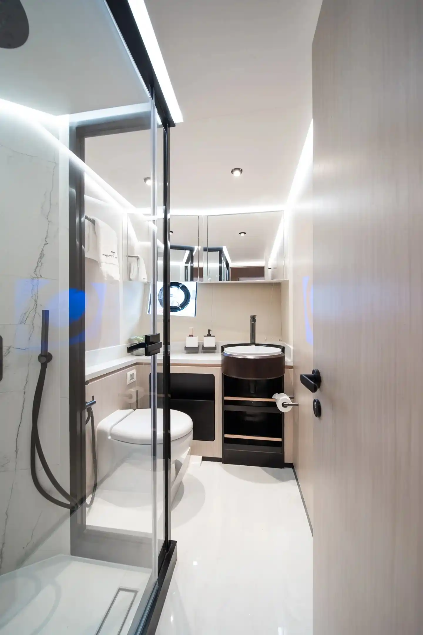Majesty Yachts 72 Interior