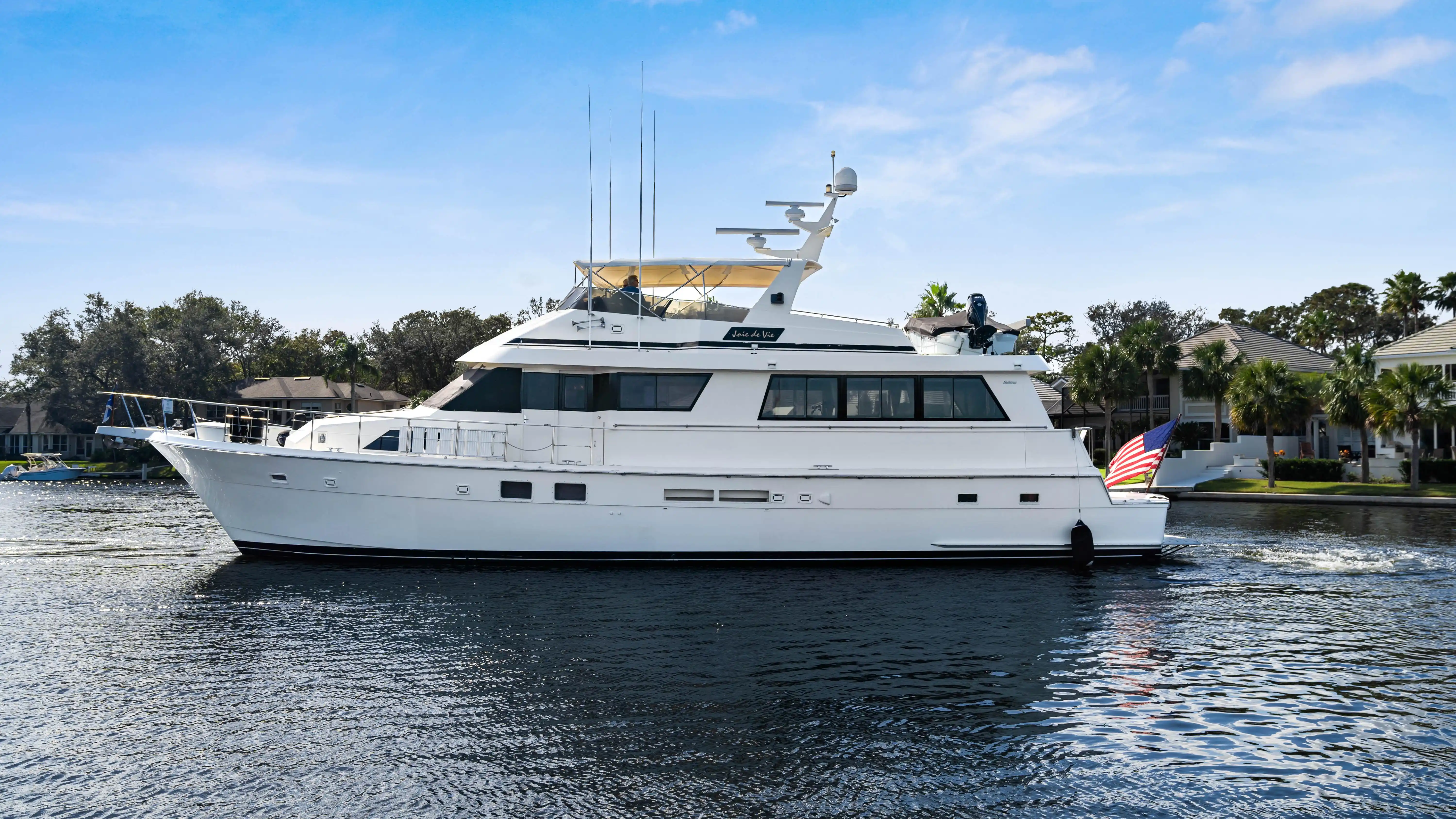 Hatteras 70 Cockpit Motor Yacht photo