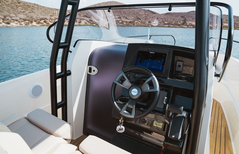 Interni del Quicksilver 705 Open