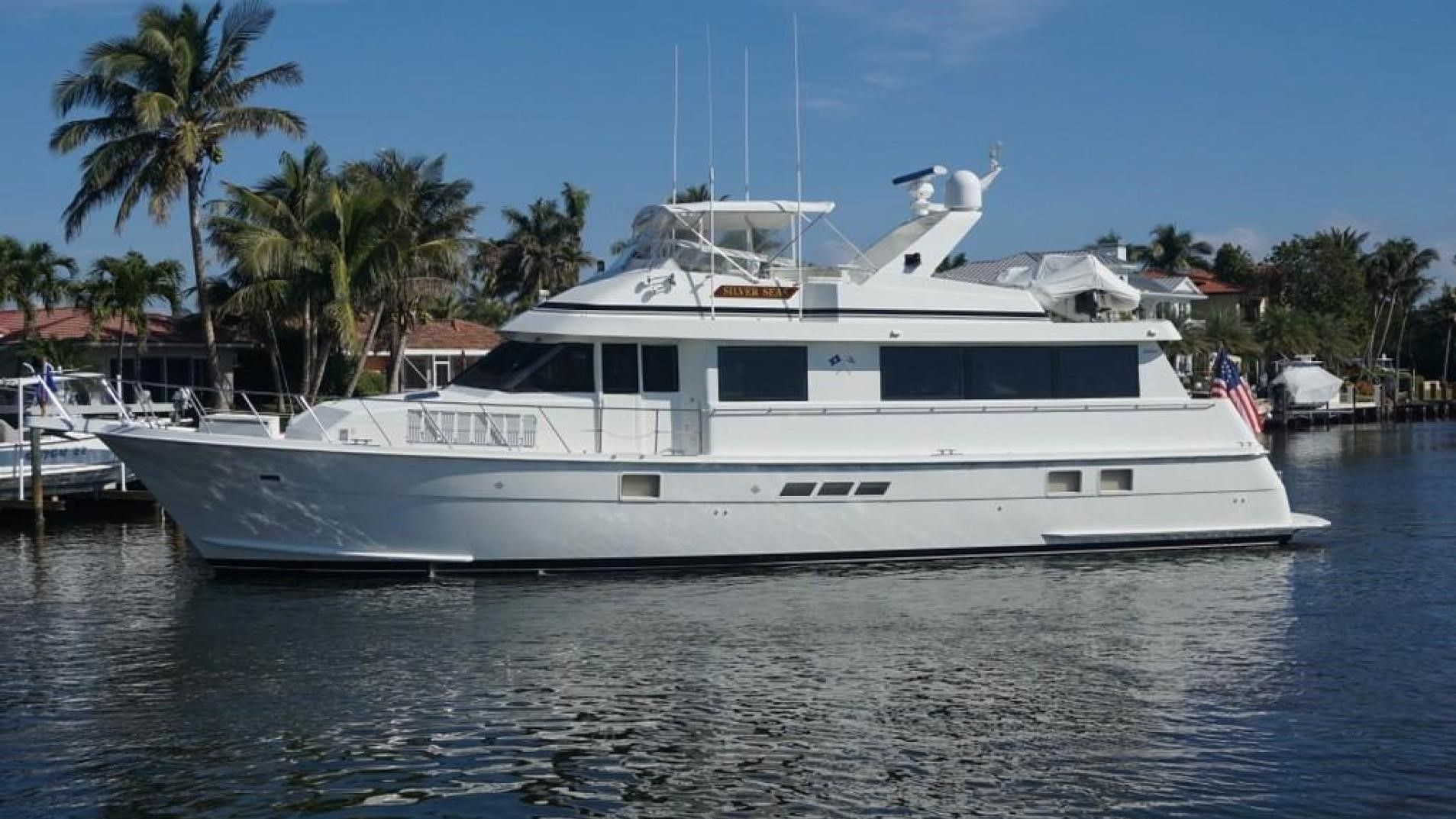 Hatteras 70 Sport Deck