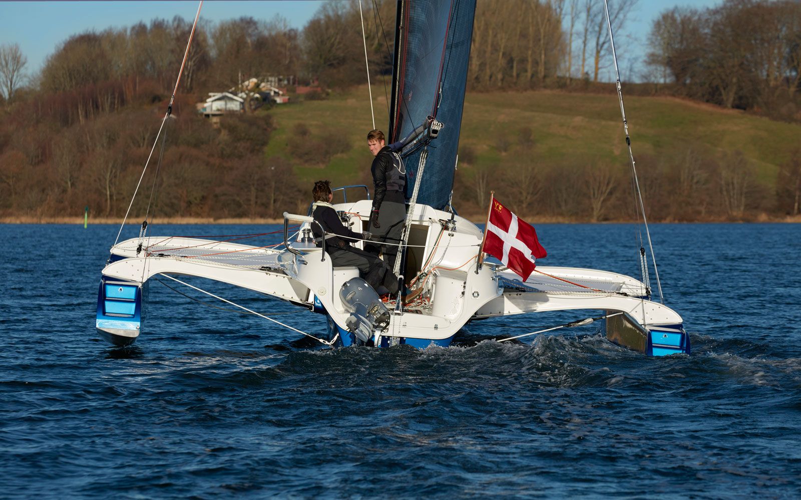 Exterior del Dragonfly Trimarans 28