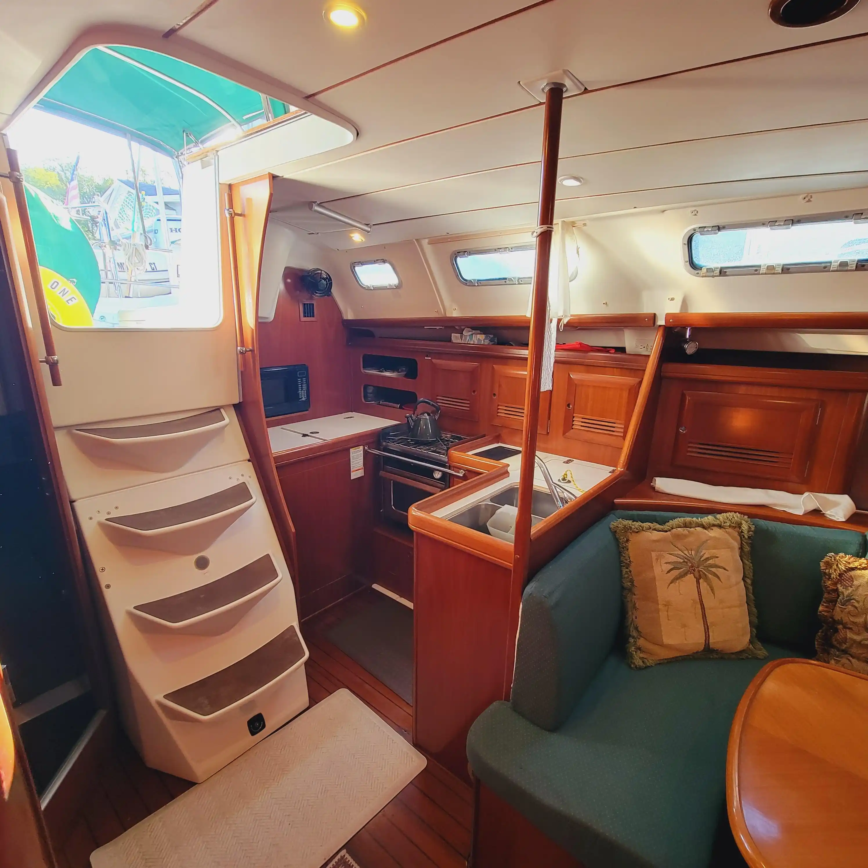 Interni del Beneteau 393
